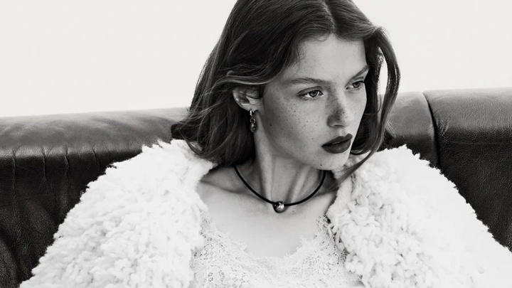 Model in Isabel Marant outdit
